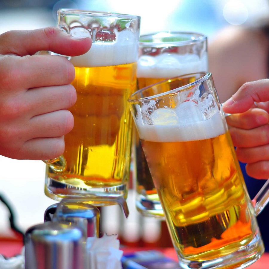 Thường xuyên uống bia rượu cũng gây hại cho da. 